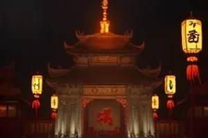 悬疑片《遗失的胶片》暗房冲洗盘与红色安全灯封面