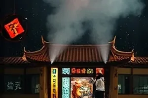 剧集《长夜书店》深夜亮灯的旧书店门面封面