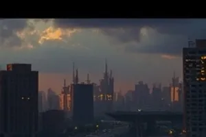 电影《无人认领的春天》空荡站台与行李箱封面