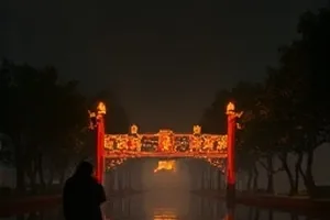 悬疑剧《旧钟楼》斑驳钟面与铜制指针封面